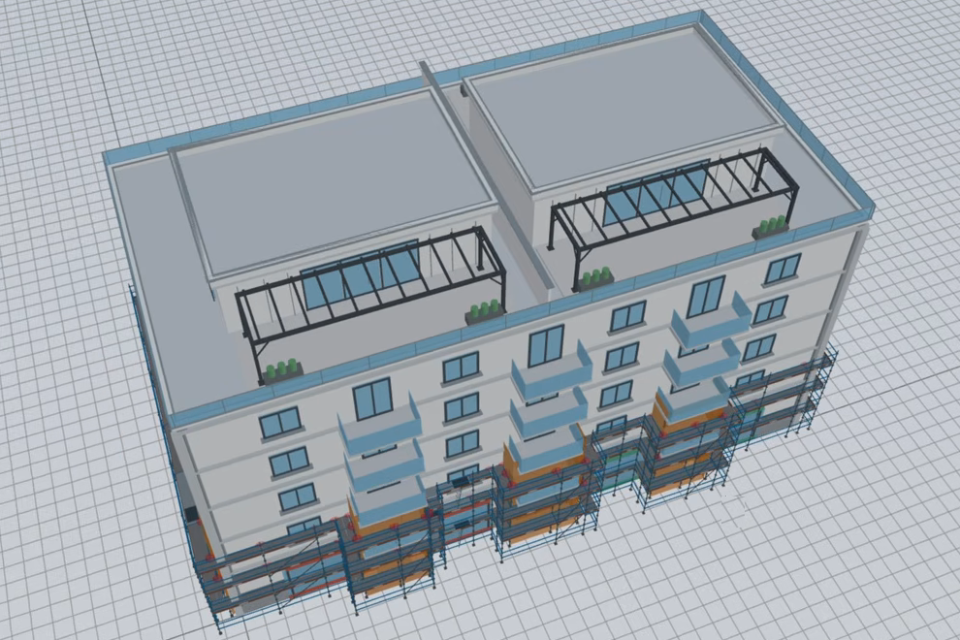 Ponteggio intorno alla facciata di un edificio BIM di sei piani